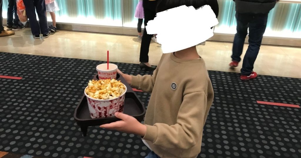 映画館でポップコーンとジュースを持つ長男